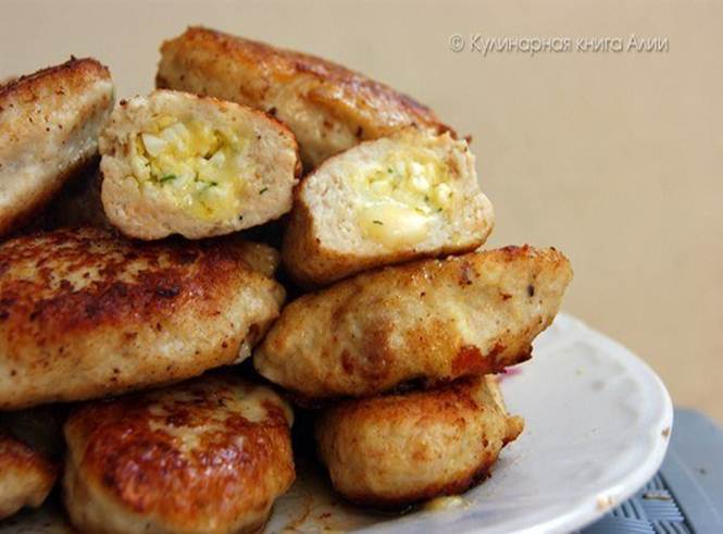 Как сделать куриные котлеты с начинкой Как сделать куриные котлеты с начинкой