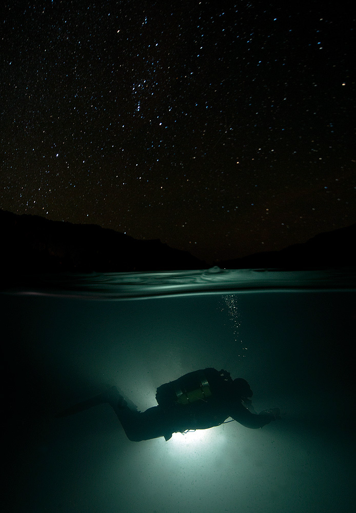 Хочется воды ночью. Под водой ночью. Ночное погружение дайвинг. Море под водой.