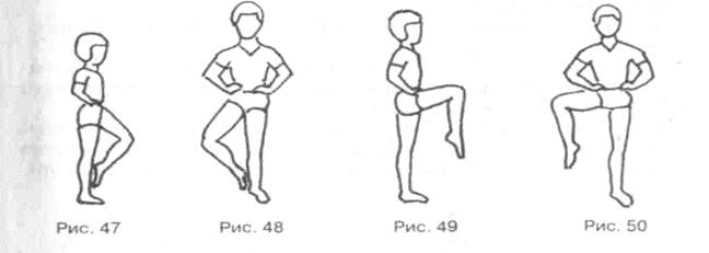 положение рук руки назад. стойка согнувшись. растяжка мышц сгибателей бедра. согнуть правую вперед. упражнение наклоны вперед на стуле.