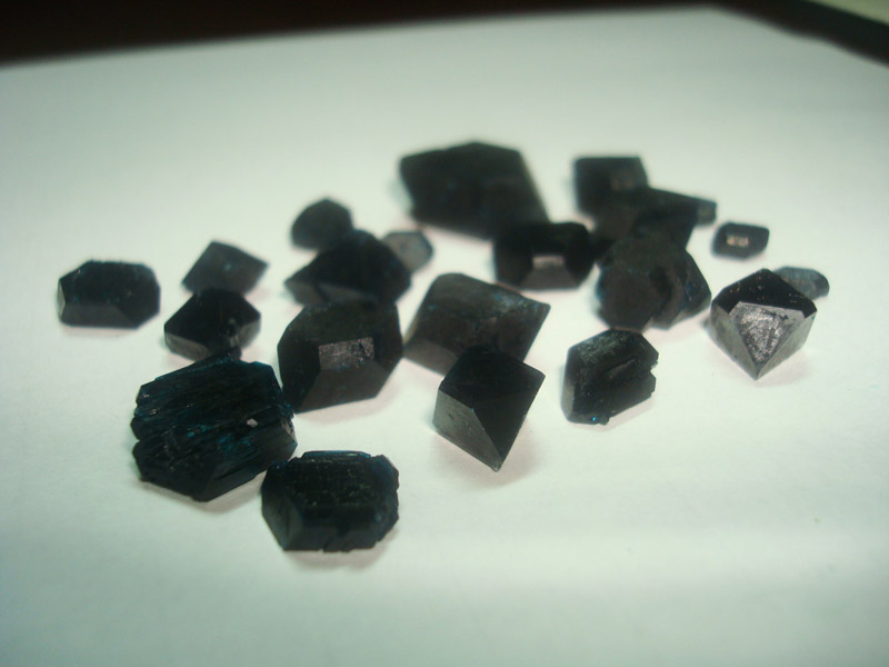 Ацетат меди кристаллы. Ацетат меди кристаллы. Ацетат меди. Кристалл из ацетата меди. Черный кристалл меди.