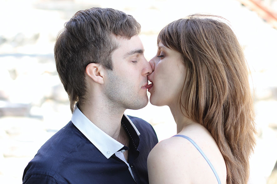 Целованная как понять. Поцелуй. Первый поцелуй парня и девушки. Французский поцелуй. Первый поцелуй взасос.