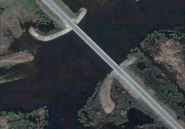 Струенаправляющая дамба у моста