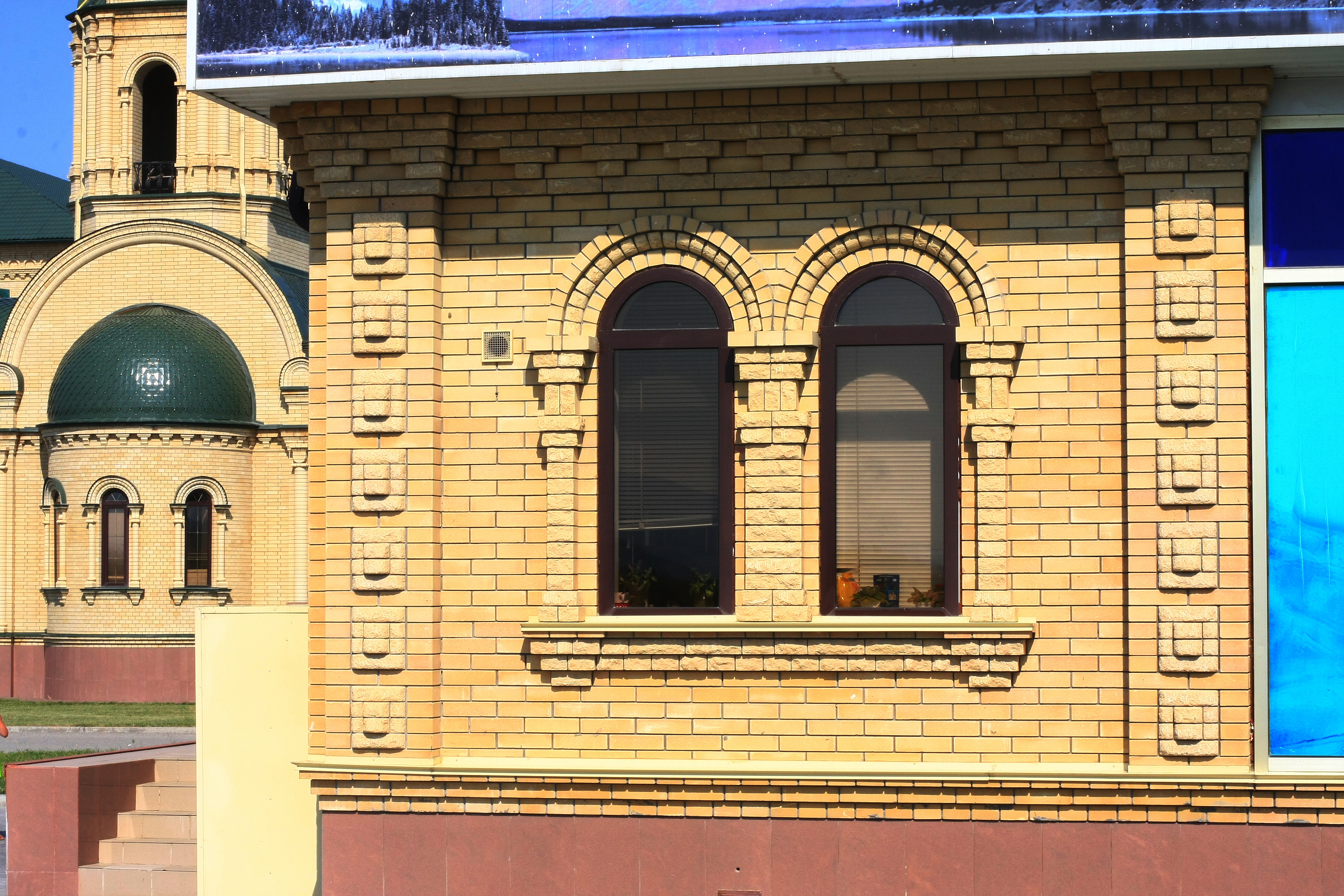 Дом с трубой на фасаде кирпичный